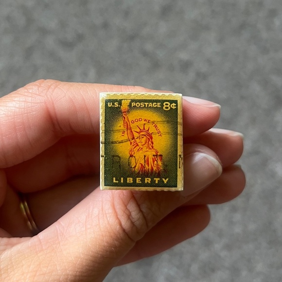 Vintage Statue of Liberty Stamp Cufflinks Gold Tone Metal US Postage 8 Cents - Picture 5 of 5